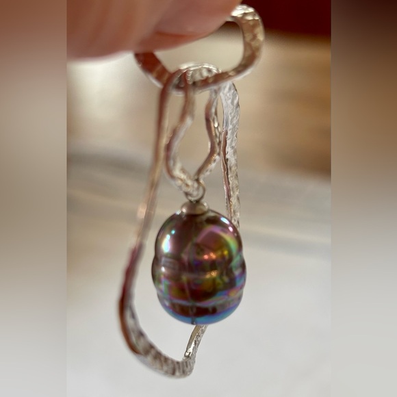 Sterling Tahitian pearl artisan handcrafted hammered silver dangling earrings - Picture 4 of 5